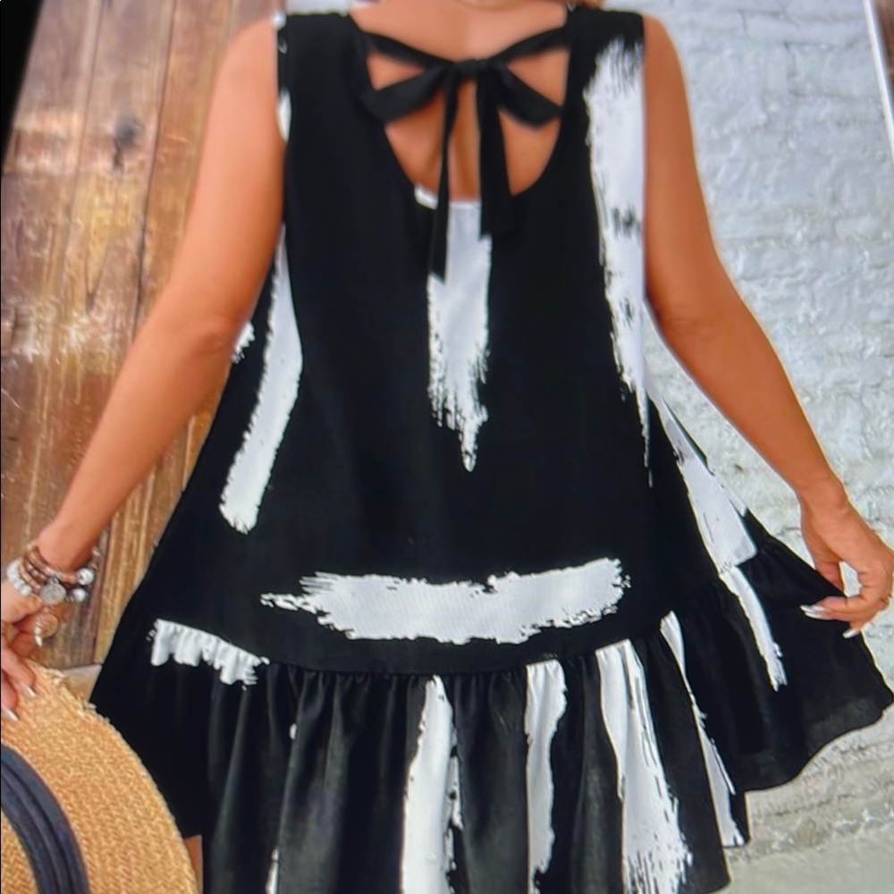 053. Stylish Black and White Dress